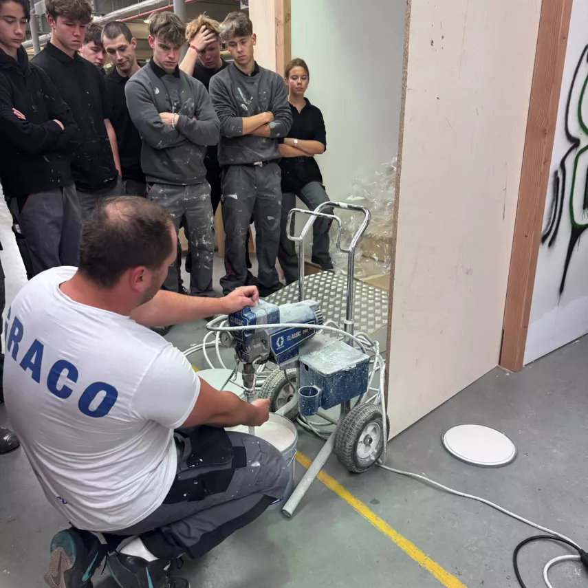 1 -  - Technologie van morgen in handen van de jeugd: workshop verf verfspuiten op Campus Engineering Veurne